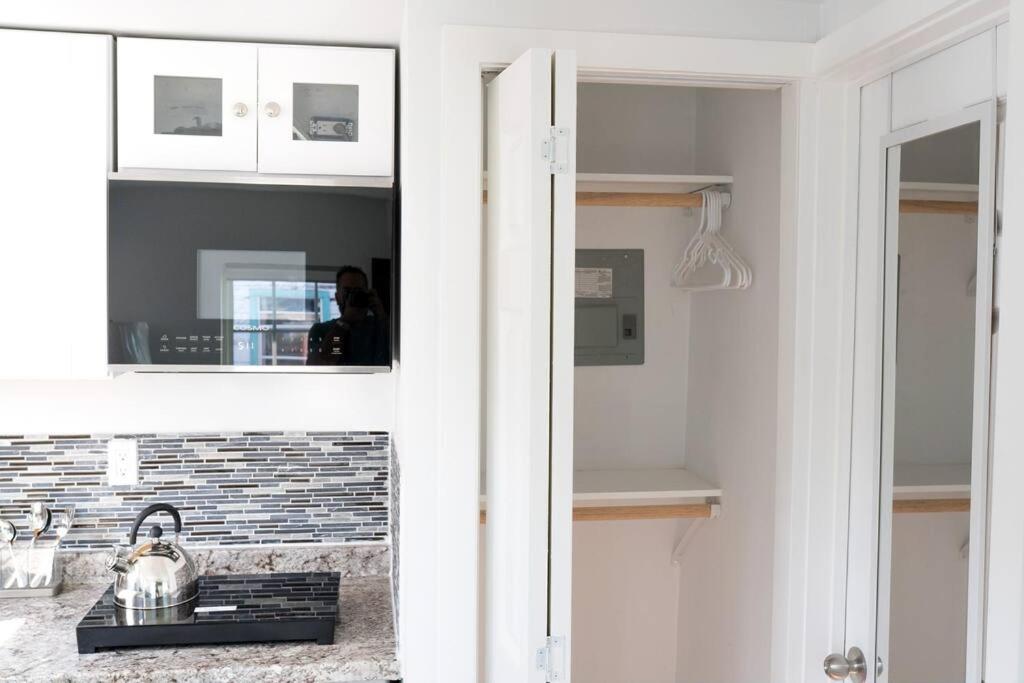 Freshly Built Studio Apartment w/ Amazing Windows - Housity
