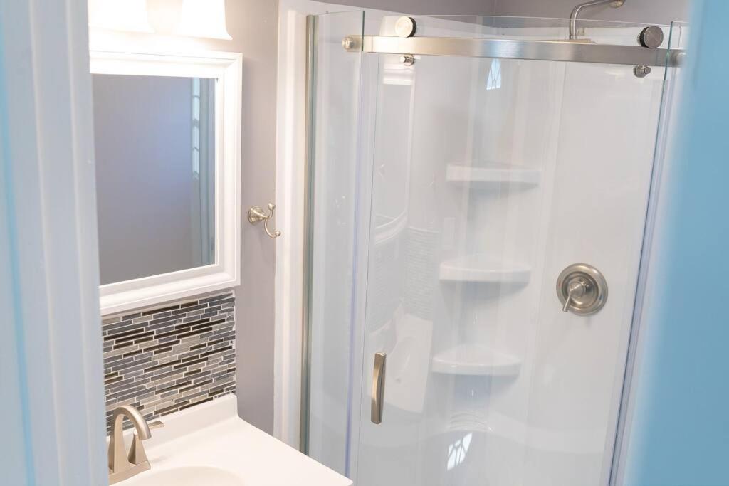 Freshly Built Studio Apartment w/ Amazing Windows - Housity