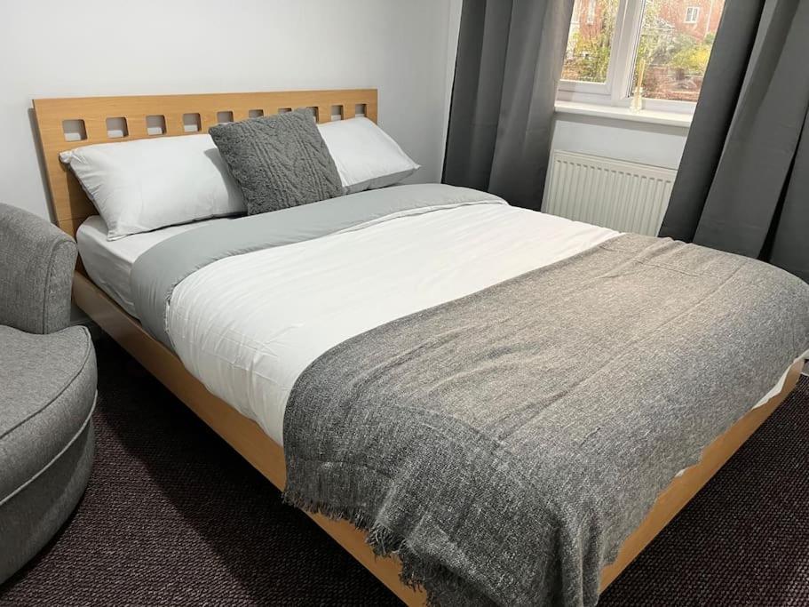 modern home with free parking,near to city center - Housity