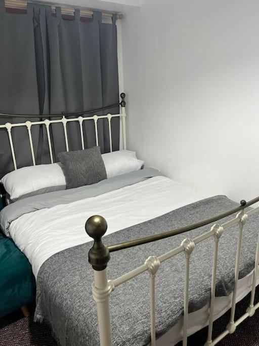 modern home with free parking,near to city center - Housity