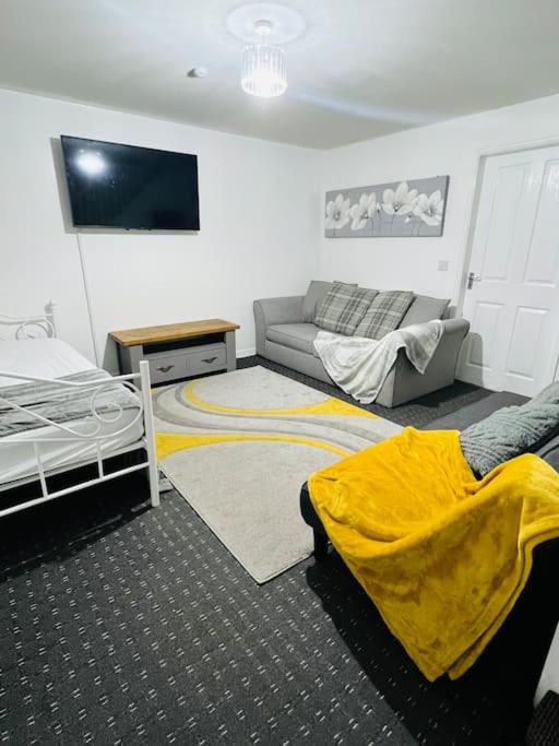 modern home with free parking,near to city center - Housity