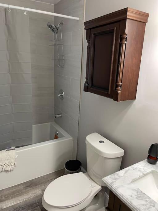 Cozy 3 bedroom vacation home with free parking - Housity