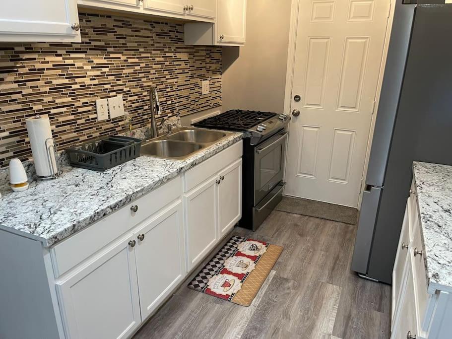 Cozy 3 bedroom vacation home with free parking - Housity