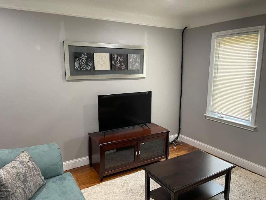 Cozy 3 bedroom vacation home with free parking - Housity