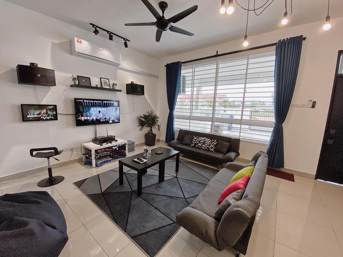 Desaru Vacation Home KTV-BBQ-Netlfix-Games Near WaterPark - Housity