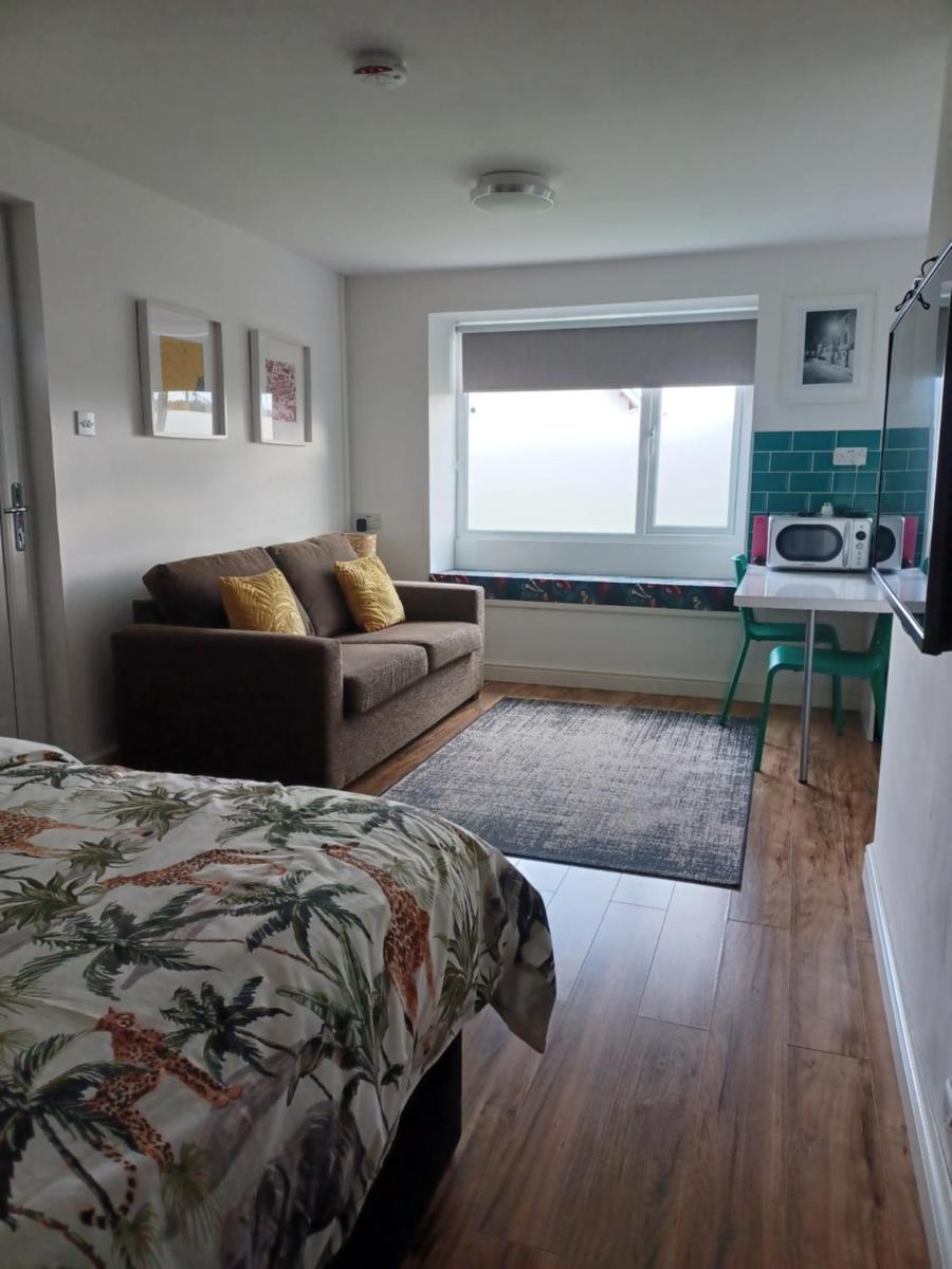 Stylish studio bungalow, close to Cardiff Centre - Housity