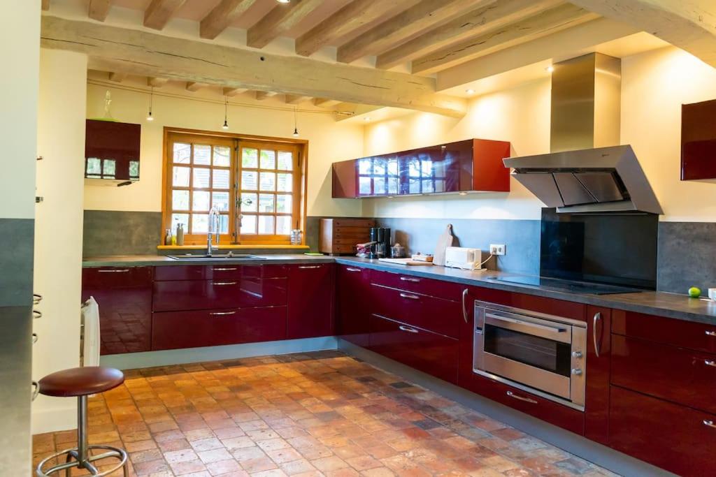 Wonderful Villa on the bank of the river at 1H from Paris - Housity