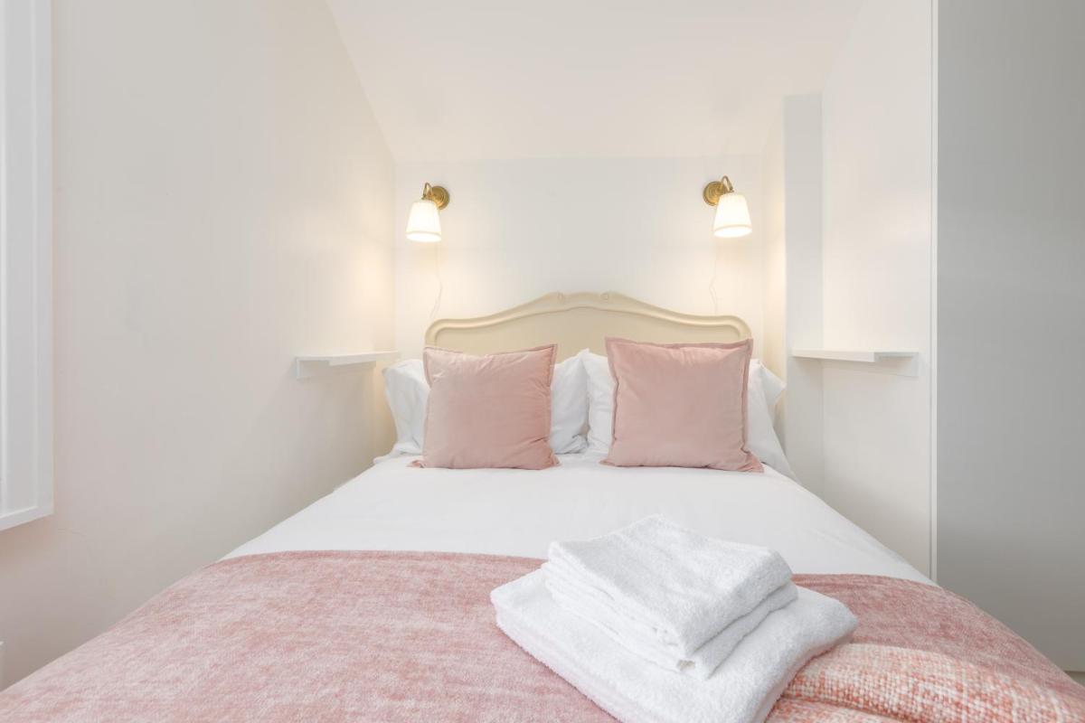 Charles Alexander Short Stay - Rose Cottage - Housity