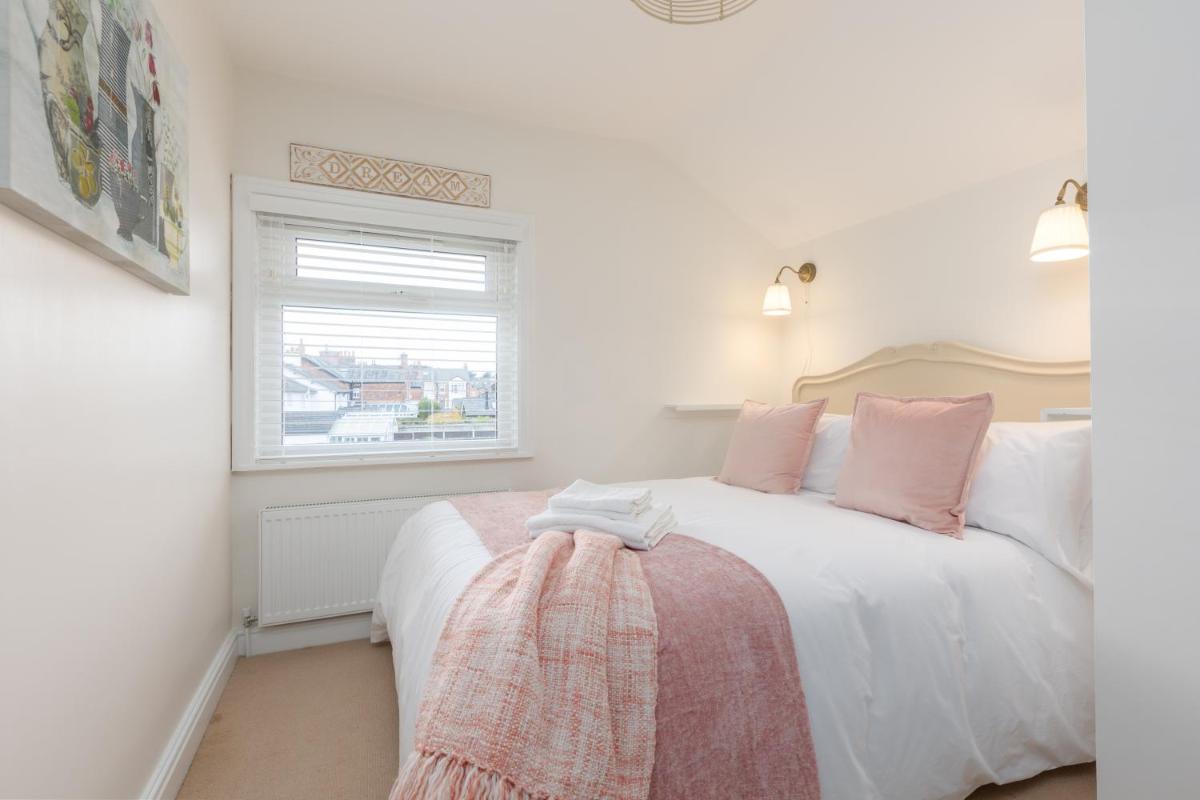 Charles Alexander Short Stay - Rose Cottage - Housity