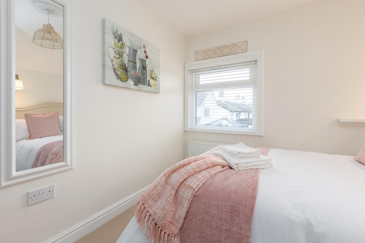 Charles Alexander Short Stay - Rose Cottage - Housity