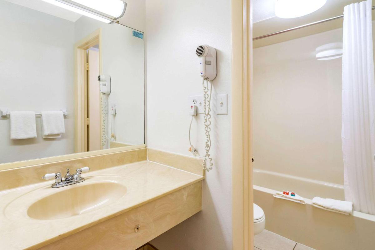 Econo Lodge Fort Myers North - Housity