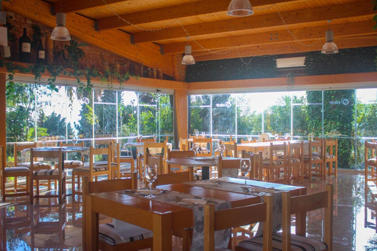 Um restaurante ou outro lugar para comer em Muthu Clube Praia da Oura