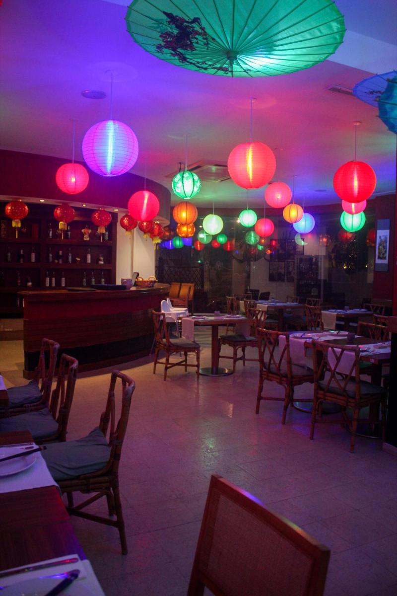 Um restaurante ou outro lugar para comer em Muthu Oura Praia Hotel