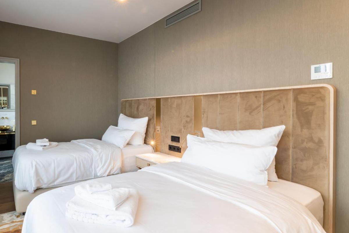 Ein Bett oder Betten in einem Zimmer der Unterkunft Fourty Three Luxury Serviced Apartments