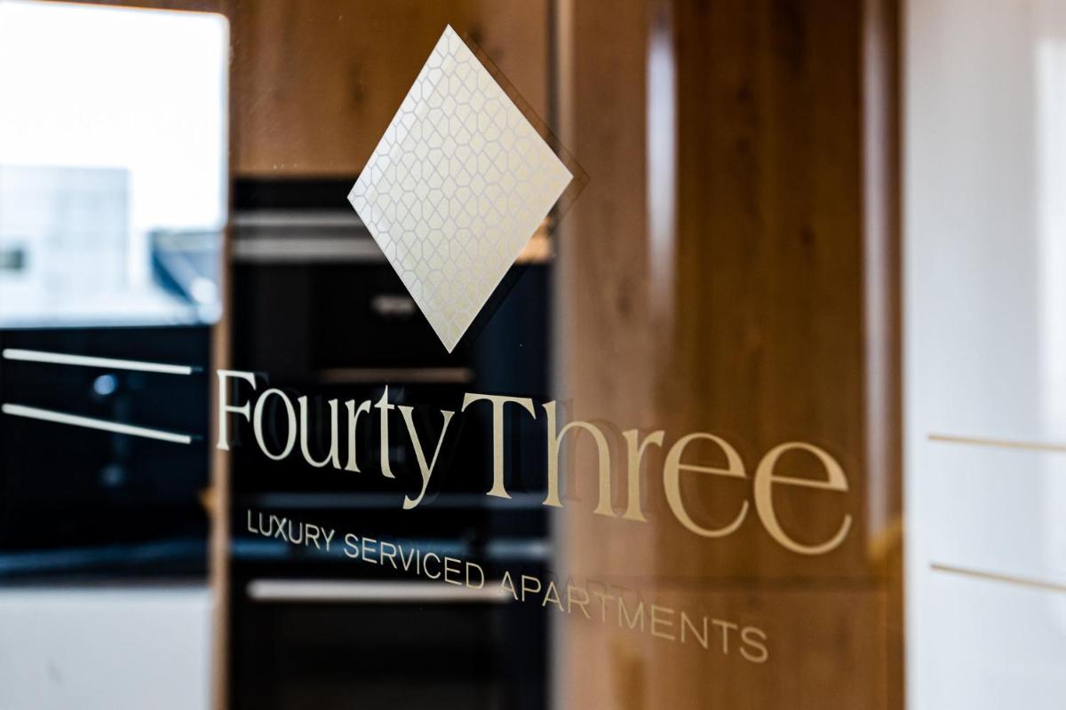 Ein Zertifikat, Auszeichnung, Logo oder anderes Dokument, das in der Unterkunft Fourty Three Luxury Serviced Apartments ausgestellt ist