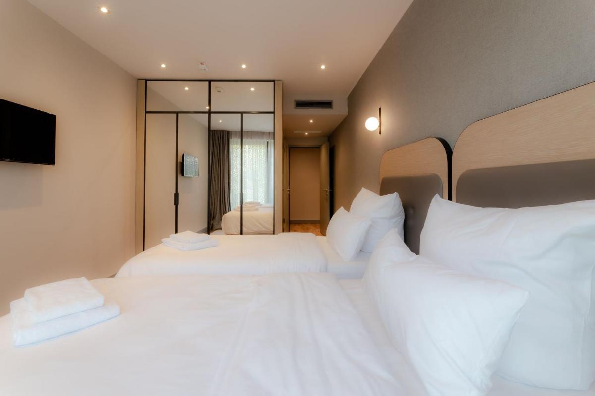 Ein Bett oder Betten in einem Zimmer der Unterkunft Fourty Three Luxury Serviced Apartments