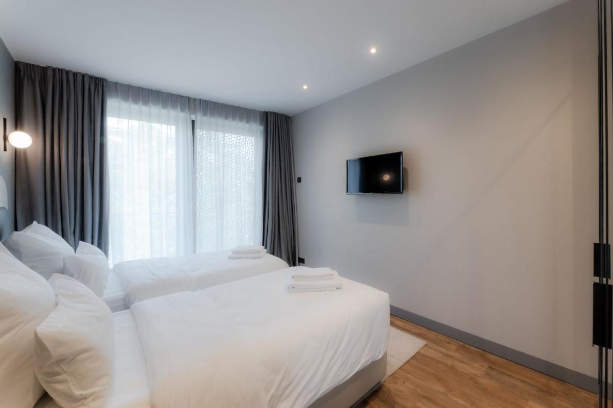 Ein Bett oder Betten in einem Zimmer der Unterkunft Fourty Three Luxury Serviced Apartments