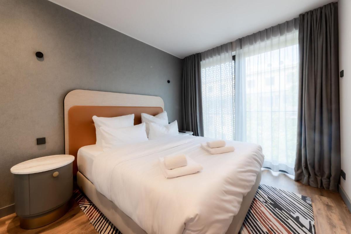 Ein Bett oder Betten in einem Zimmer der Unterkunft Fourty Three Luxury Serviced Apartments