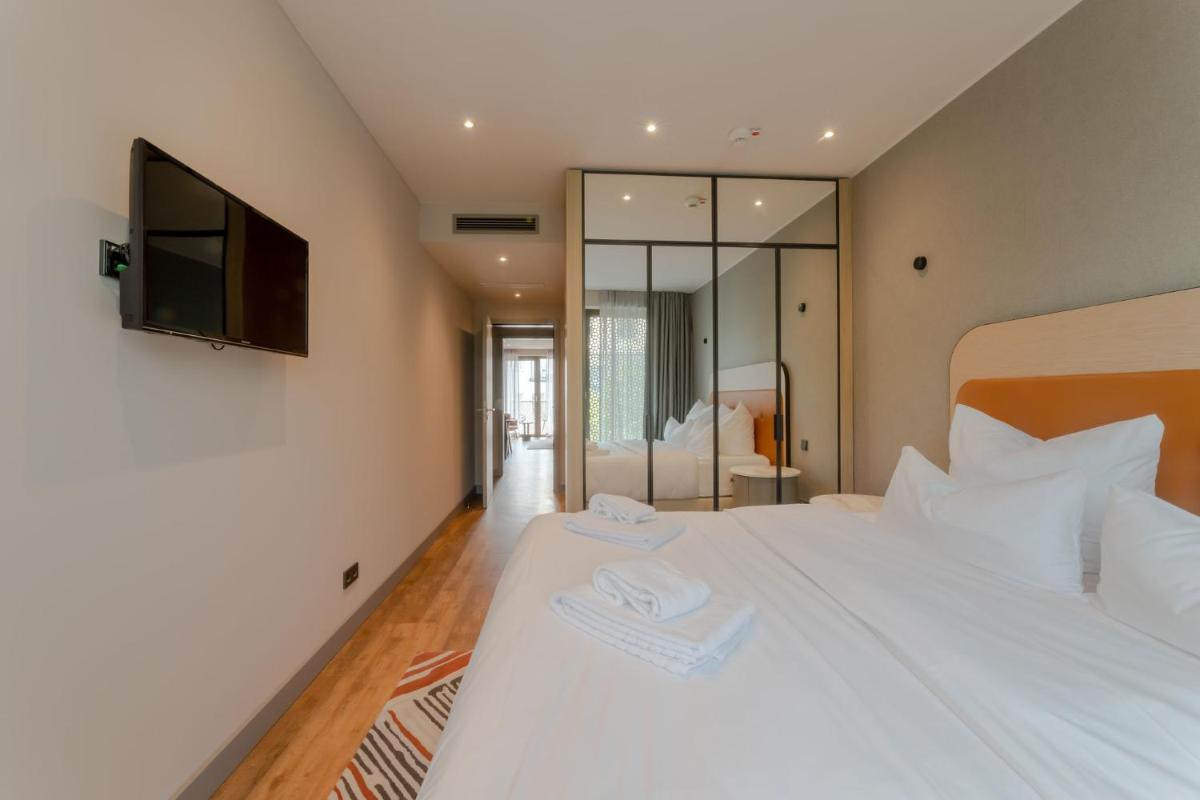Ein Bett oder Betten in einem Zimmer der Unterkunft Fourty Three Luxury Serviced Apartments