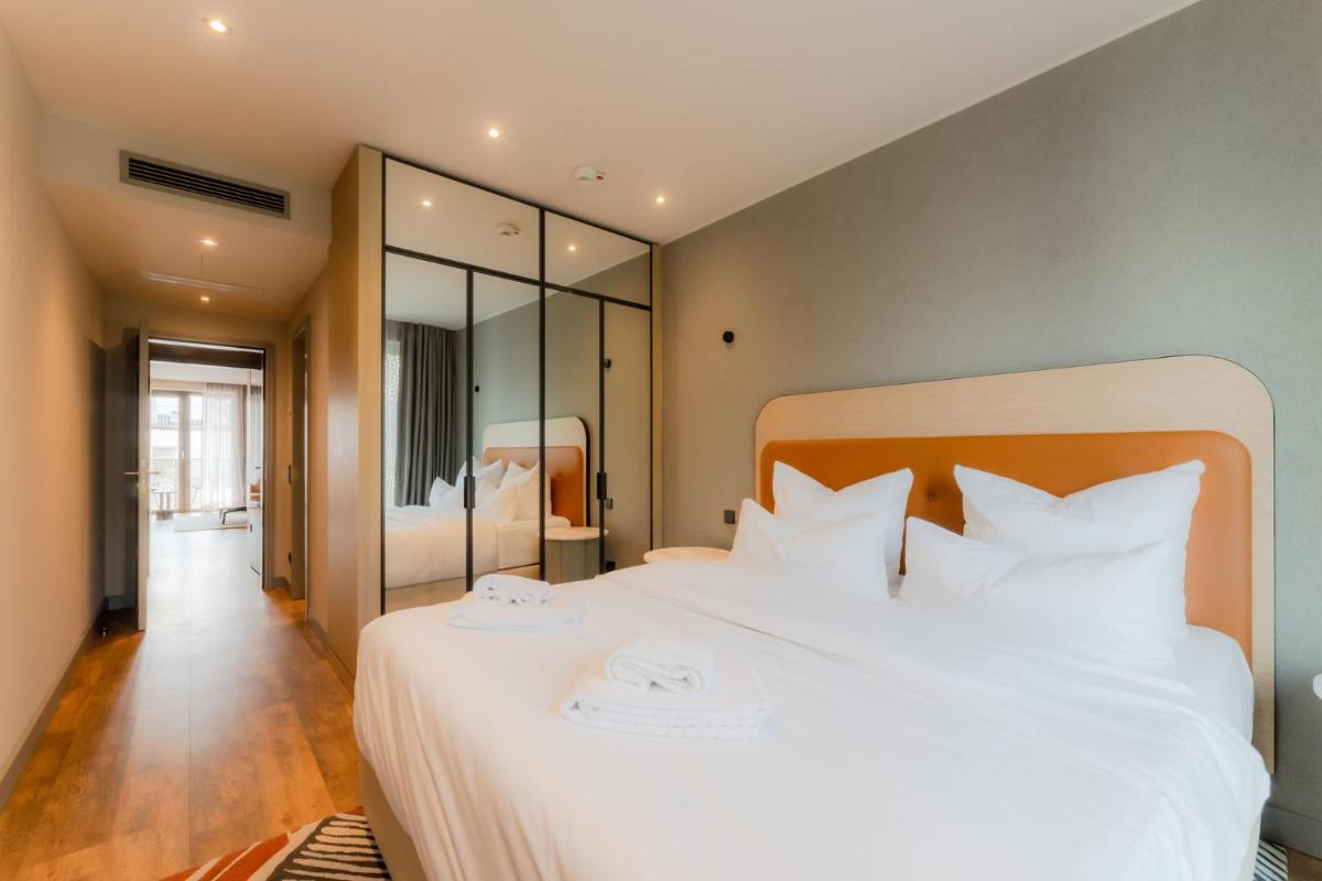Ein Bett oder Betten in einem Zimmer der Unterkunft Fourty Three Luxury Serviced Apartments
