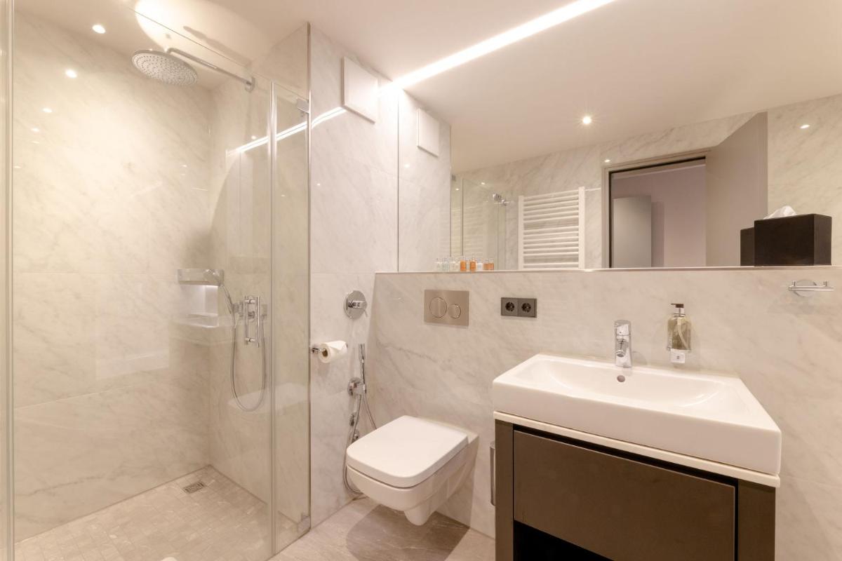 Ein Badezimmer in der Unterkunft Fourty Three Luxury Serviced Apartments