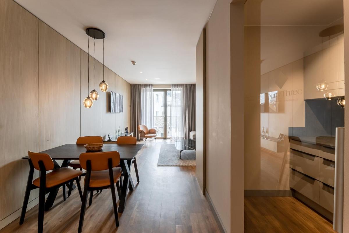 eine Küche und ein Esszimmer mit Tisch und Stühlen in der Unterkunft Fourty Three Luxury Serviced Apartments in Düsseldorf