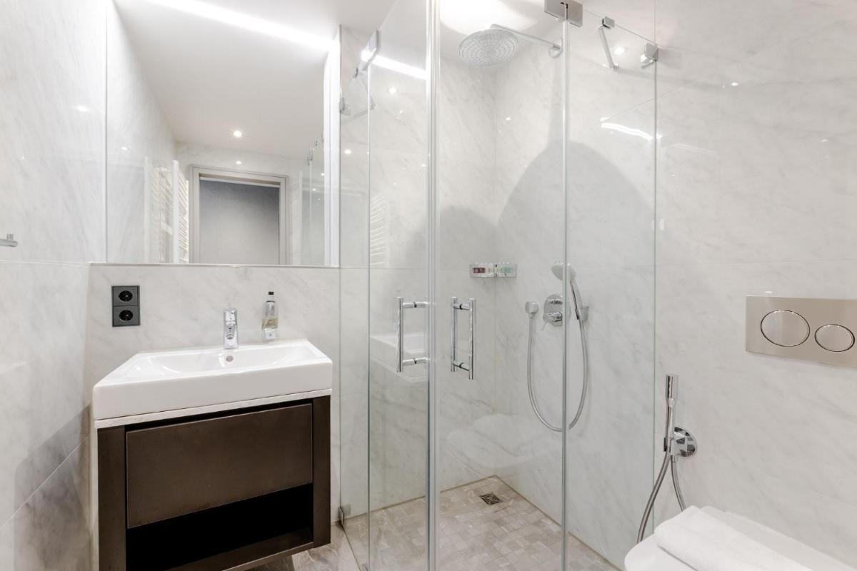 Ein Badezimmer in der Unterkunft Fourty Three Luxury Serviced Apartments