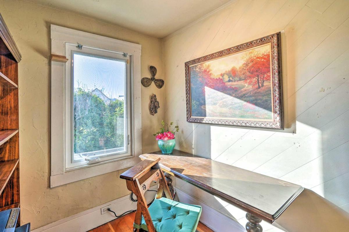 Elegant Home with Gourmet Kitchen, Private Deck - Housity