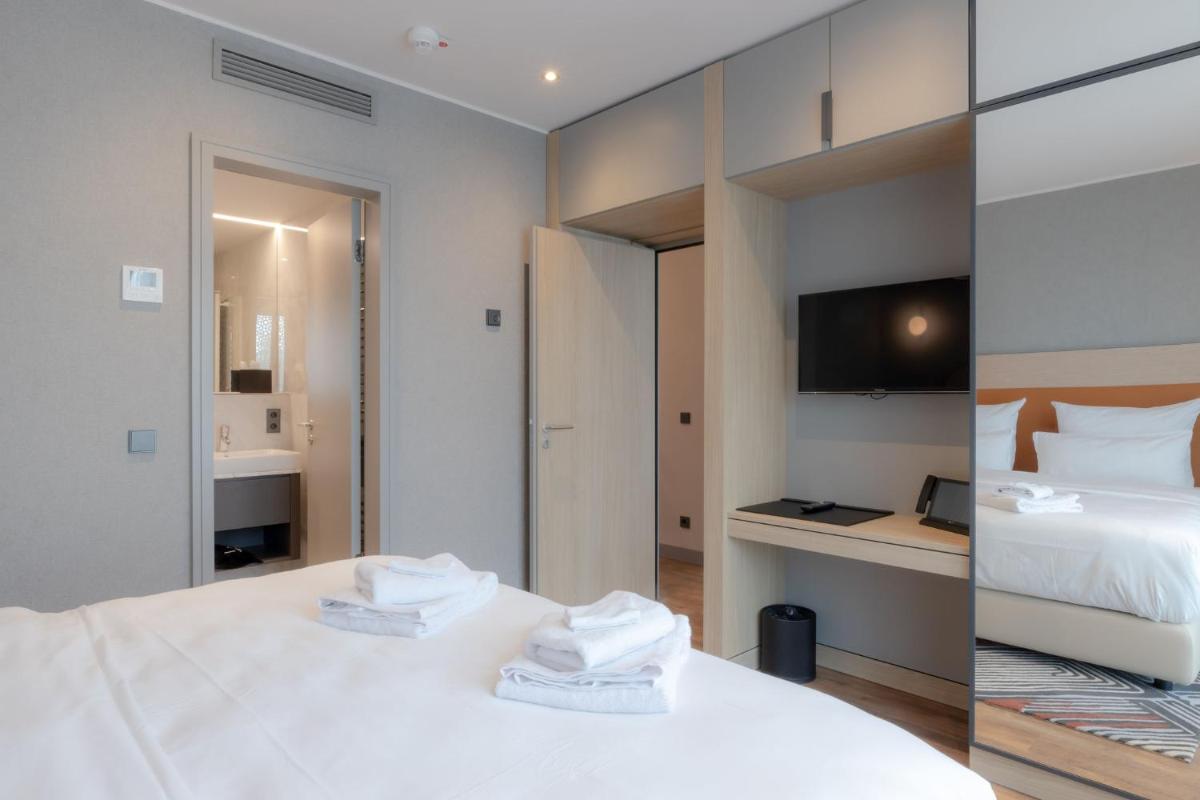 Ein Bett oder Betten in einem Zimmer der Unterkunft Fourty Three Luxury Serviced Apartments