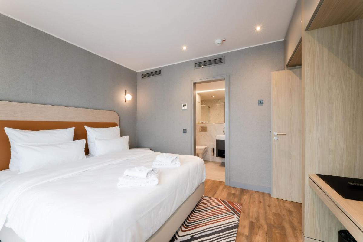 Ein Bett oder Betten in einem Zimmer der Unterkunft Fourty Three Luxury Serviced Apartments