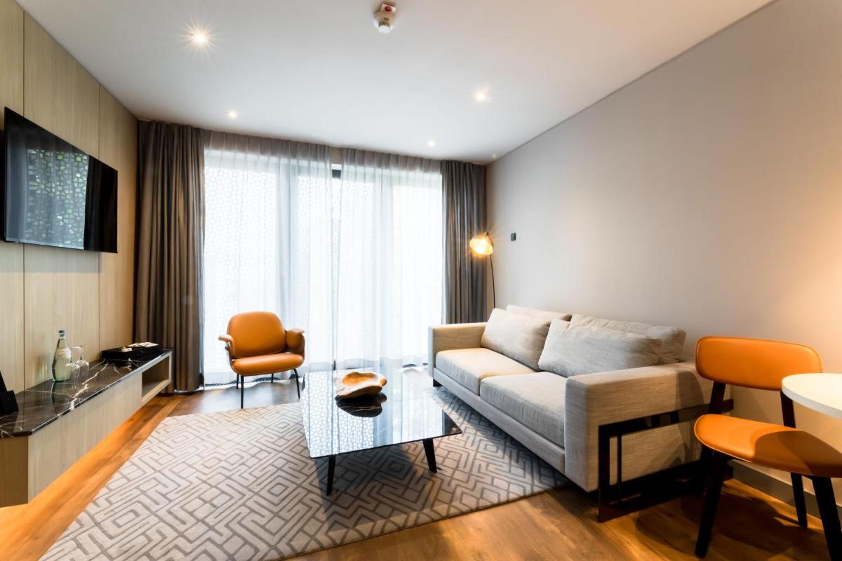 Ein Sitzbereich in der Unterkunft Fourty Three Luxury Serviced Apartments
