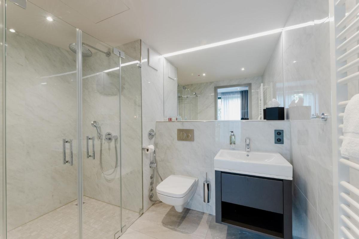 Ein Badezimmer in der Unterkunft Fourty Three Luxury Serviced Apartments