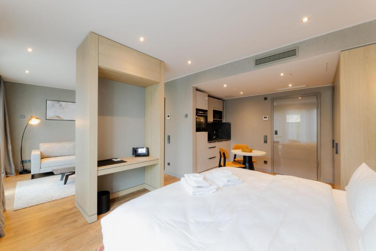 Ein Bett oder Betten in einem Zimmer der Unterkunft Fourty Three Luxury Serviced Apartments