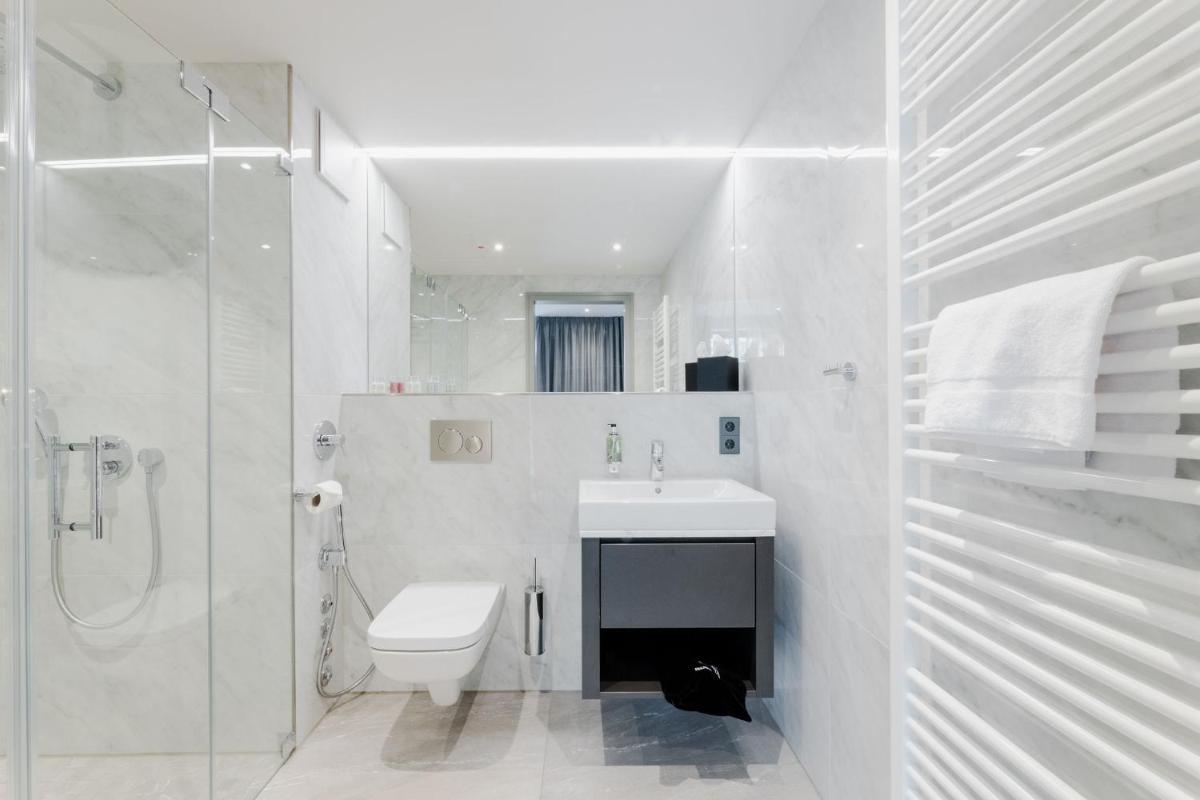 Ein Badezimmer in der Unterkunft Fourty Three Luxury Serviced Apartments