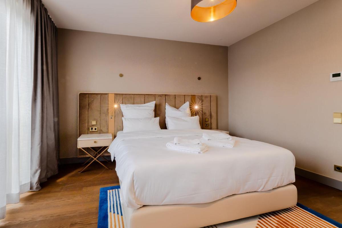 Ein Bett oder Betten in einem Zimmer der Unterkunft Fourty Three Luxury Serviced Apartments