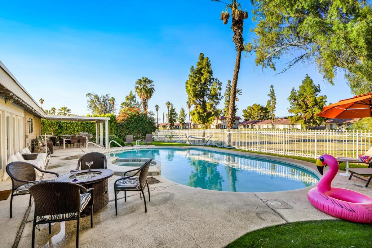 Desert Pool House: Sun, Swim, Sip & Stay - Housity