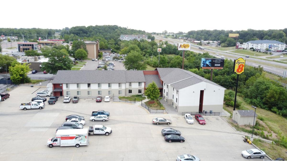 Super 8 by Wyndham Columbia Clark Lane - Housity