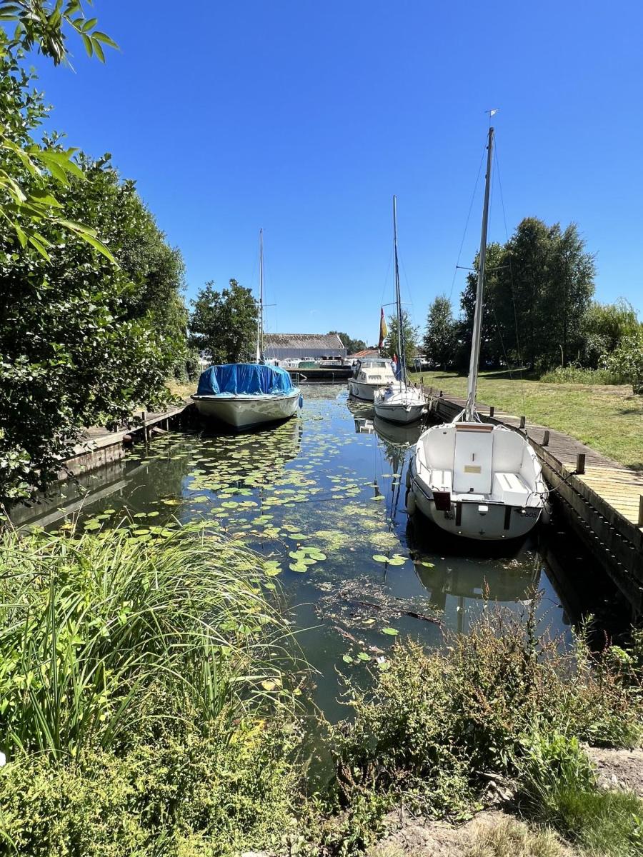 Adorable two bed Norfolk broads holiday home - river views with moorings & fishing - Housity