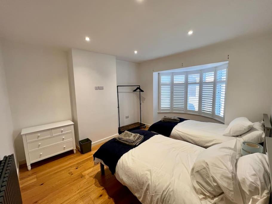 Stylish 3 bed house with Castle views - Housity