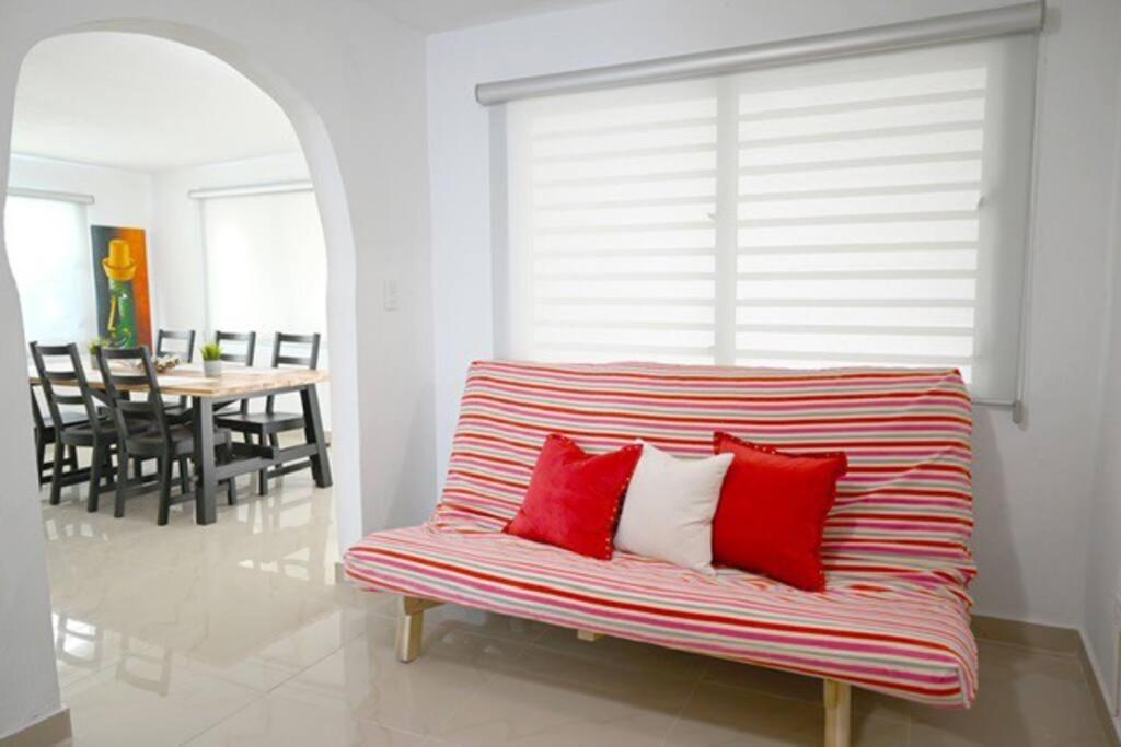 NEW Remodeled pool house 2 minutes from beach - Housity