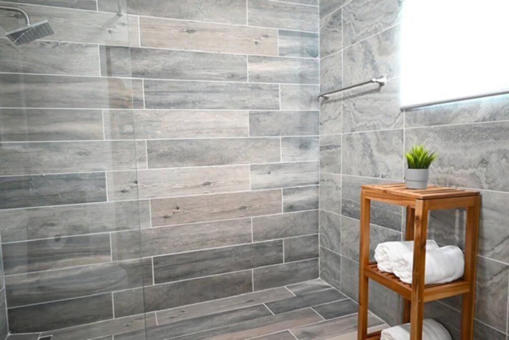 NEW Remodeled pool house 2 minutes from beach - Housity