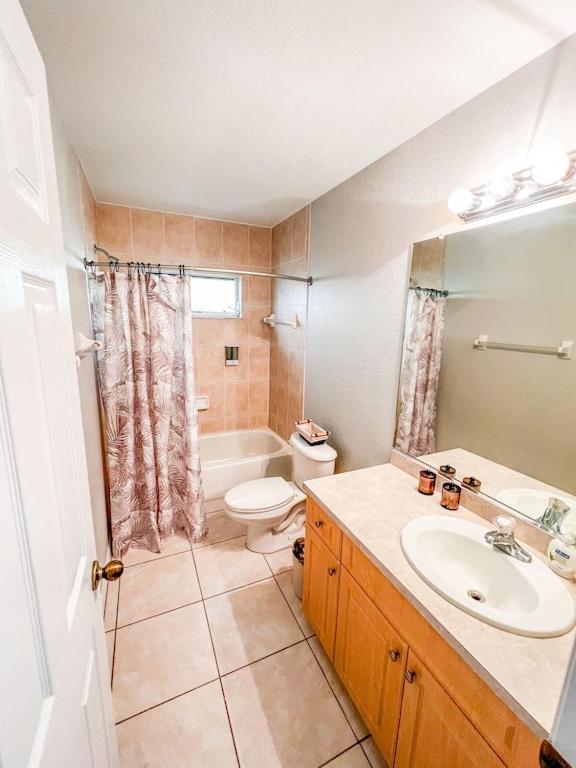 Charming Sunset 3 Bedroom Home Getaway - Housity