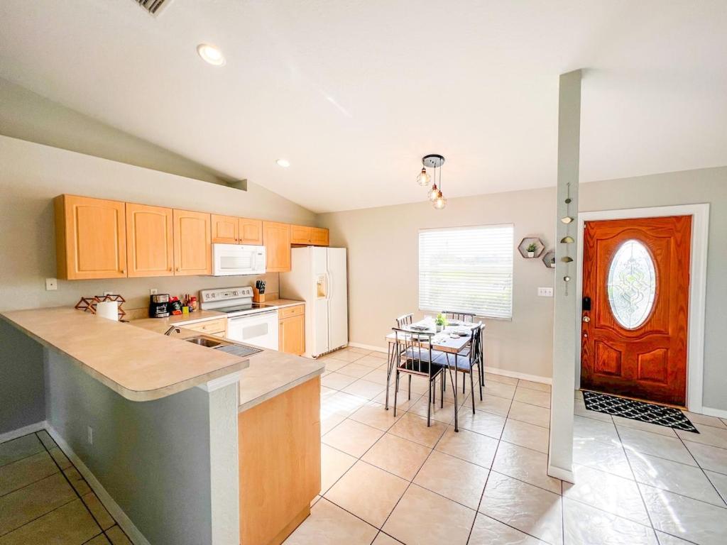 Charming Sunset 3 Bedroom Home Getaway - Housity