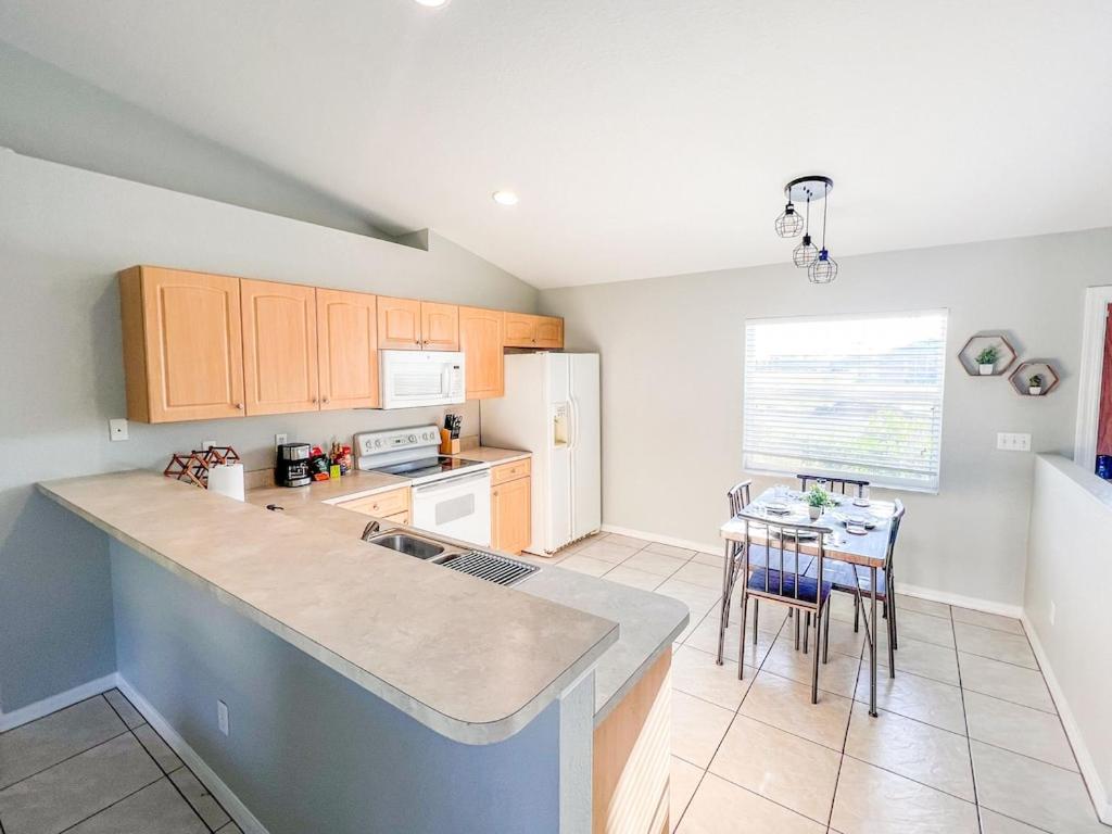 Charming Sunset 3 Bedroom Home Getaway - Housity