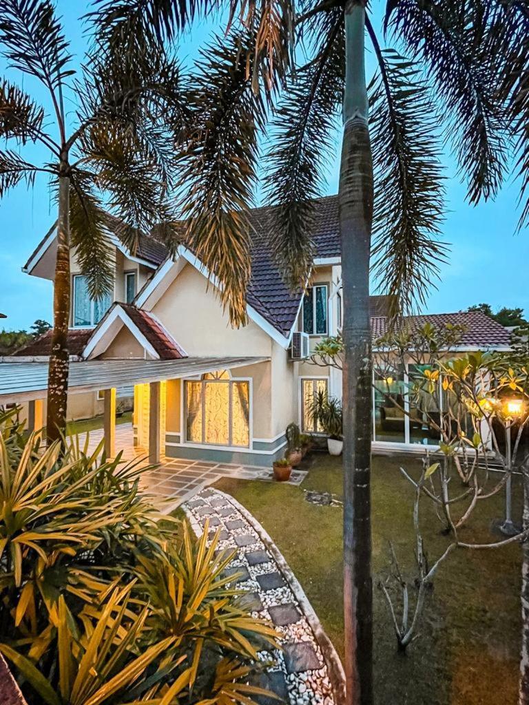 The Glass Homestay Nilai - Housity