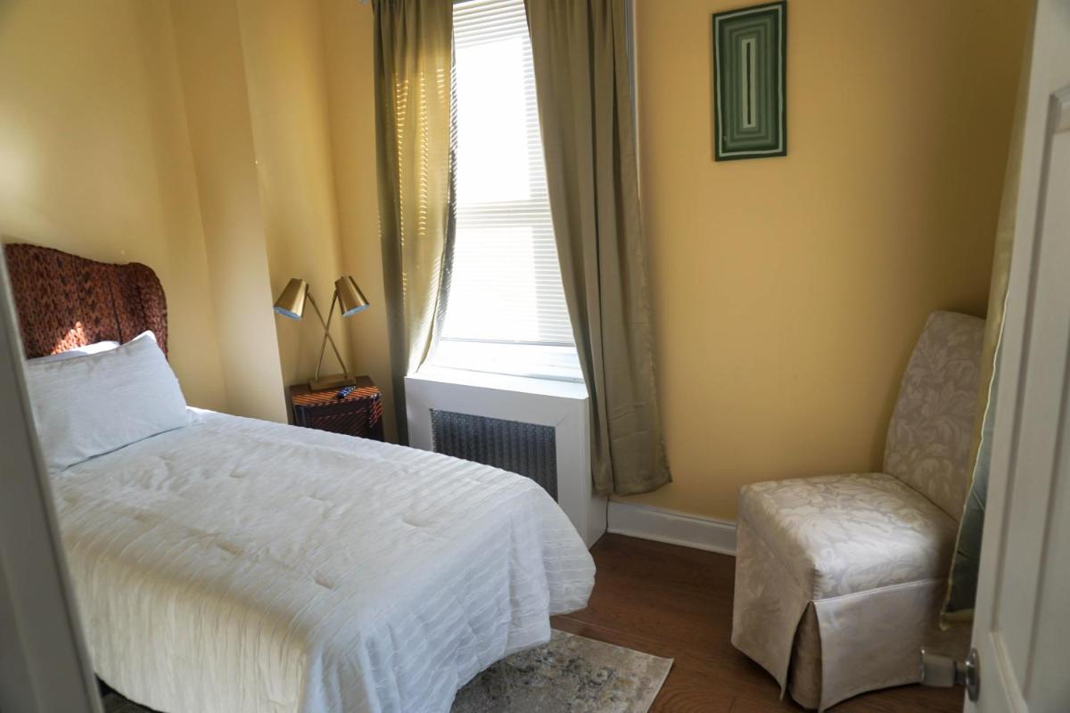 Lincoln Manor - Newly Renovated, 1mile from PHL Airport and Sports Stadiums - Housity