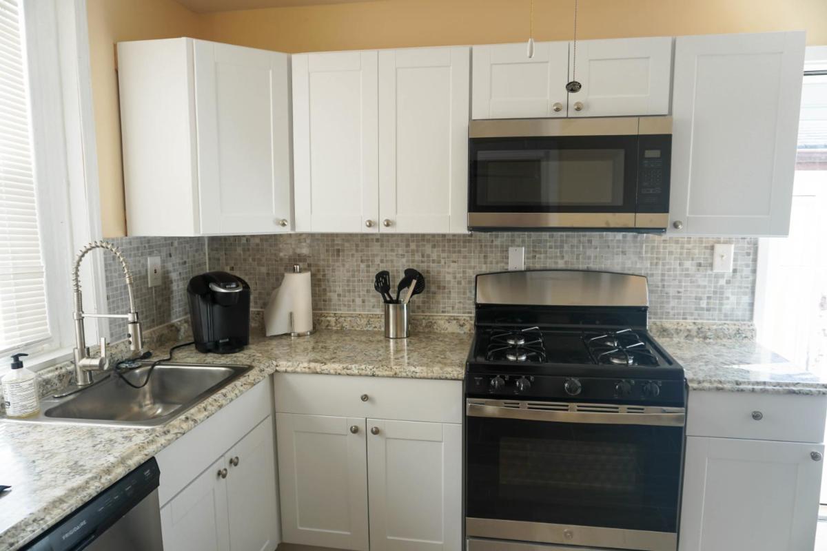 Lincoln Manor - Newly Renovated, 1mile from PHL Airport and Sports Stadiums - Housity