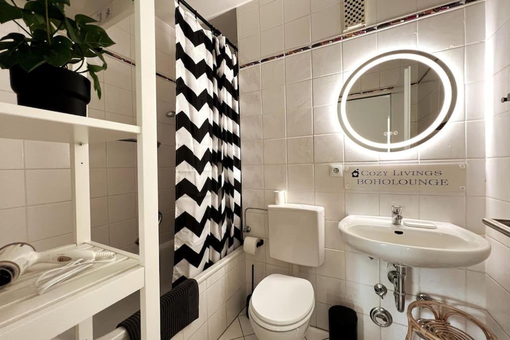 Suitetrails - Cozy-Livings/ Metro, Parking slot, Balcony&Kitchen