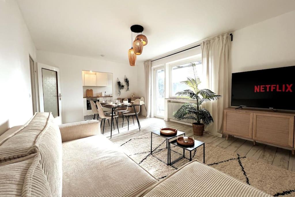 Suitetrails - Cozy-Livings/ Metro, Parking slot, Balcony&Kitchen