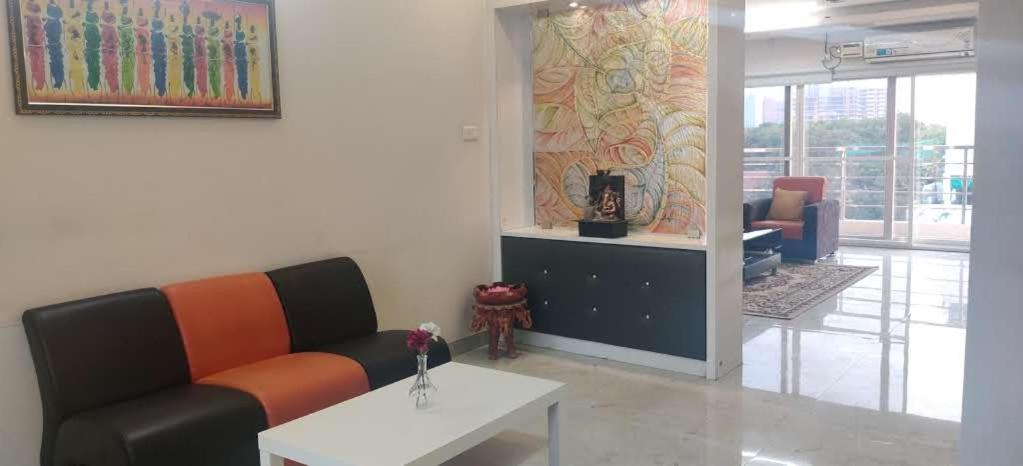 Suitetrails - Mahim Executive room with free wifi and parking